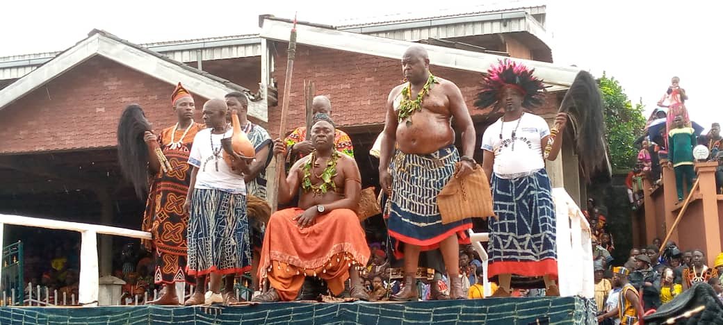 Fo Angwafo IV (sitting)