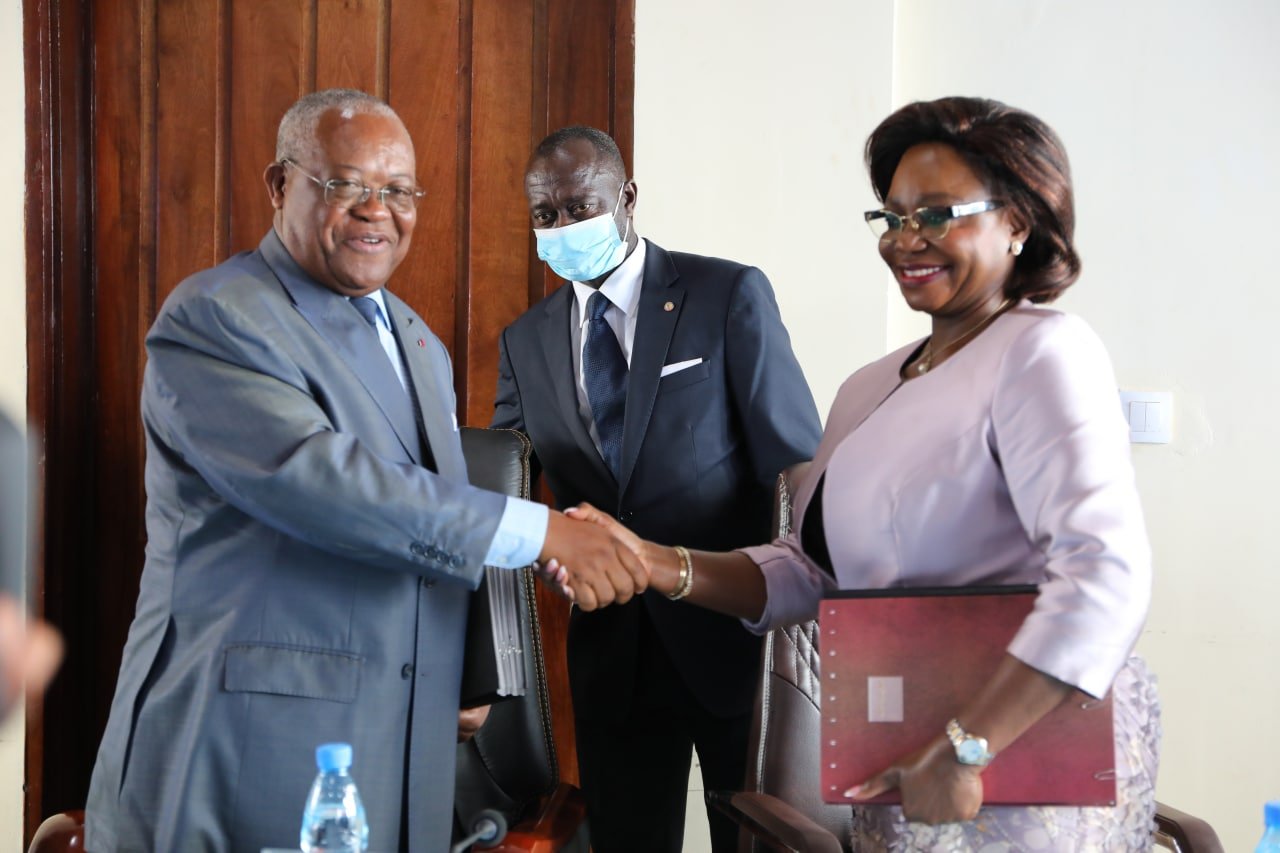 MINFOPRA boss, CAMTEL GM exchanging documents after signing convention