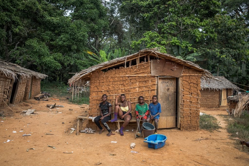 1 / 1 – In Cameroon, the Baka people are not seen as equal to the Bantu villagers, and often discriminated against by their neighbours, PHOTO, Nathalie Bertrams.